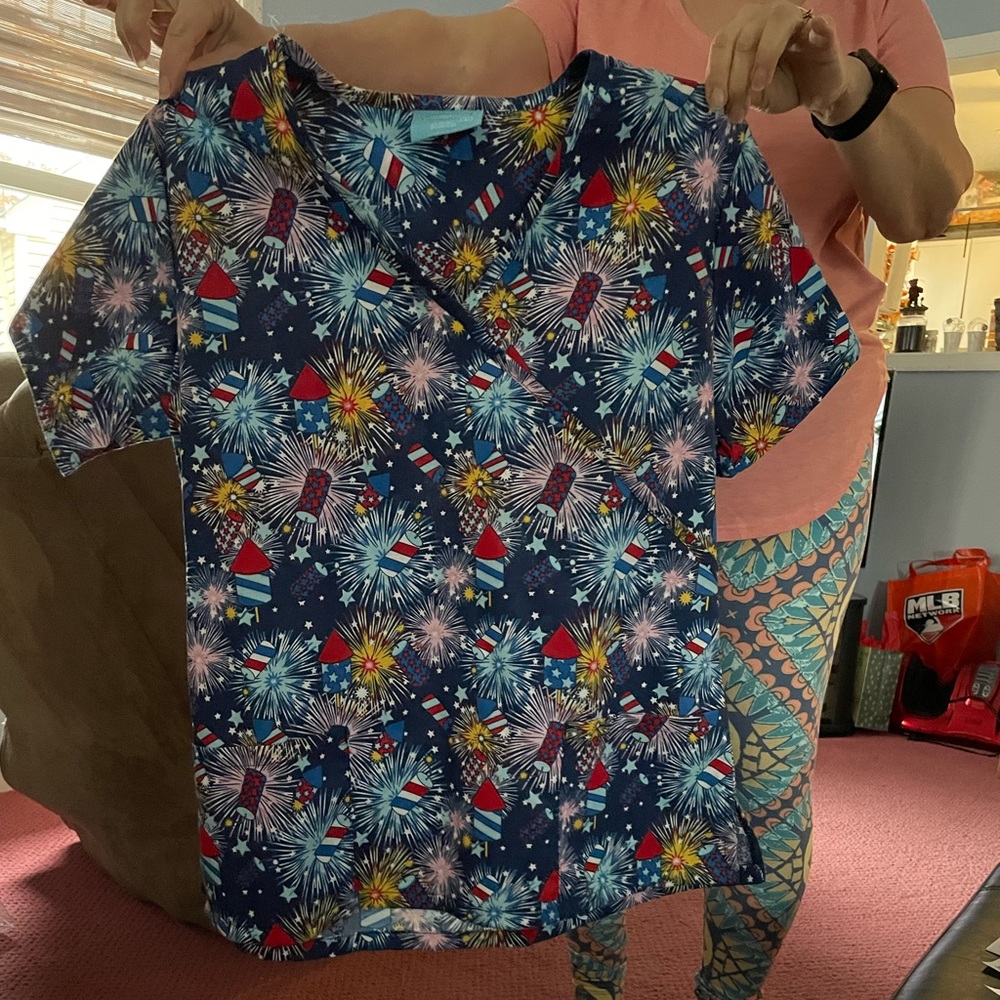 Large 4th of July scrub top